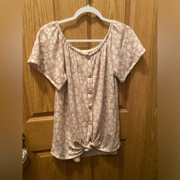 Cute Top with button front tie at bottom of top - Picture 2 of 4